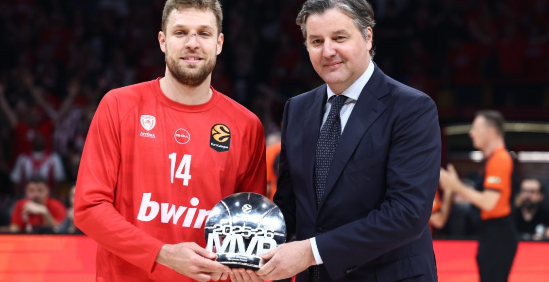 Ολυμπιακός-–-Μονακό:-Ο-Μποντιρόγκα-βράβευσε-τον-mvp-Βεζένκοβ