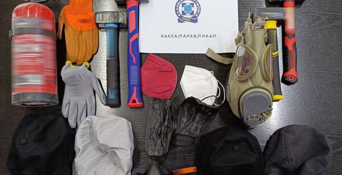 Επιτέθηκαν-στο-Εφετείο-με-βαριοπούλες-και-σφυριά-–-Συνελήφθησαν-τρεις-γυναίκες
