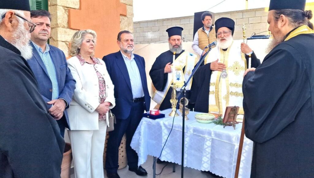 Τον-Αγιασμό-εγκαινίων-των-γραφείων-του-Πολιτιστικού-Συλλόγου-Θραψανού-τέλεσε-ο-Μητροπολίτης-Αρκαλοχωρίου