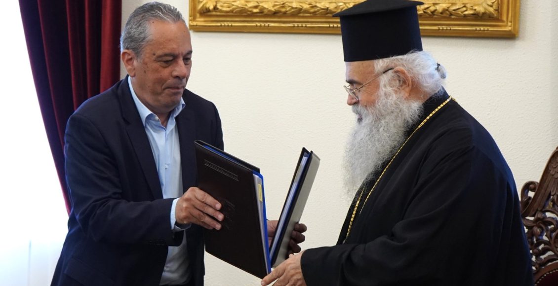 Η-Εκκλησία-της-Κύπρου-δωρίζει-λεωφορεία-στην-Εθνική-Φρουρά