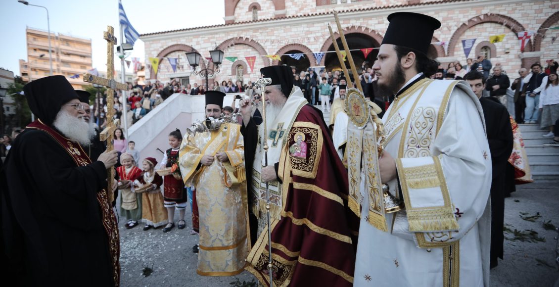 Πλήθος-κόσμου-στην-υποδοχή-του-Τιμίου-Σταυρού-στη-Μητρόπολη-Καλαμαριάς-(ΦΩΤΟ)