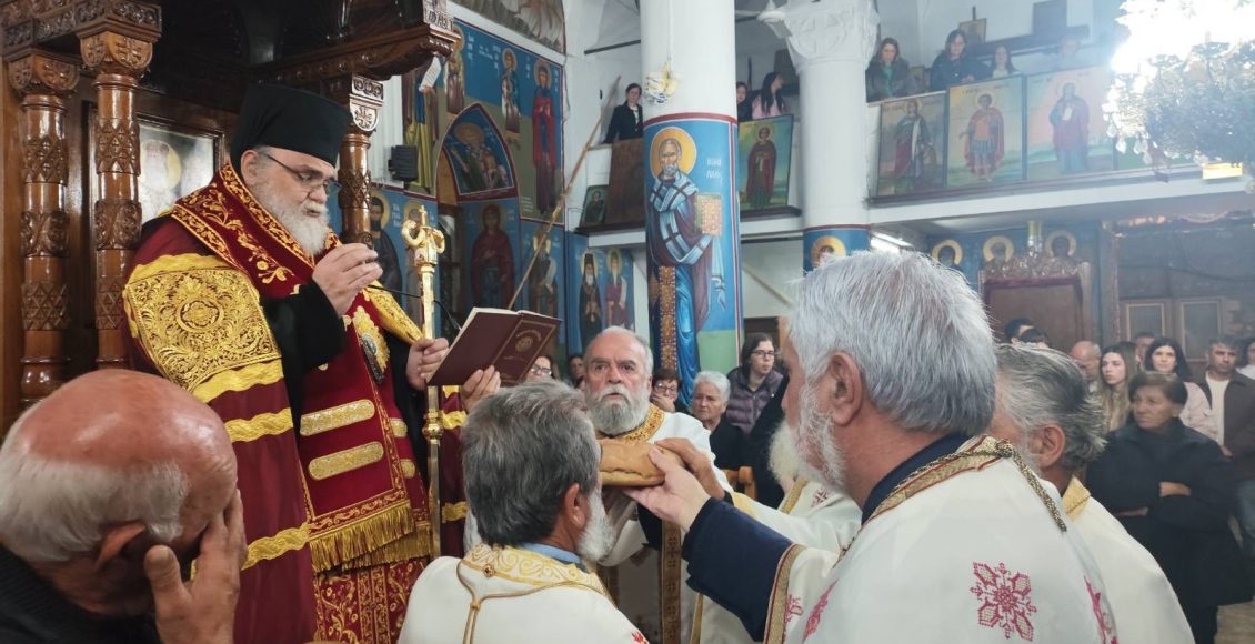 Ο-Μητροπολίτης-Ταμασού-στον-πανηγυρίζοντα-Ιερό-Ναό-Αγίας-Ειρήνης,-στην-κοινότητα-Φαρμακά