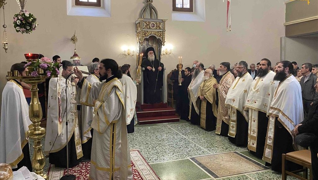 Στον-πανηγυρίζοντα-Ιερό-Ναό-Αγίου-Ιωάννου-του-Θεολόγου-Άρτης-ο-Μητροπολίτης-Καλλίνικος