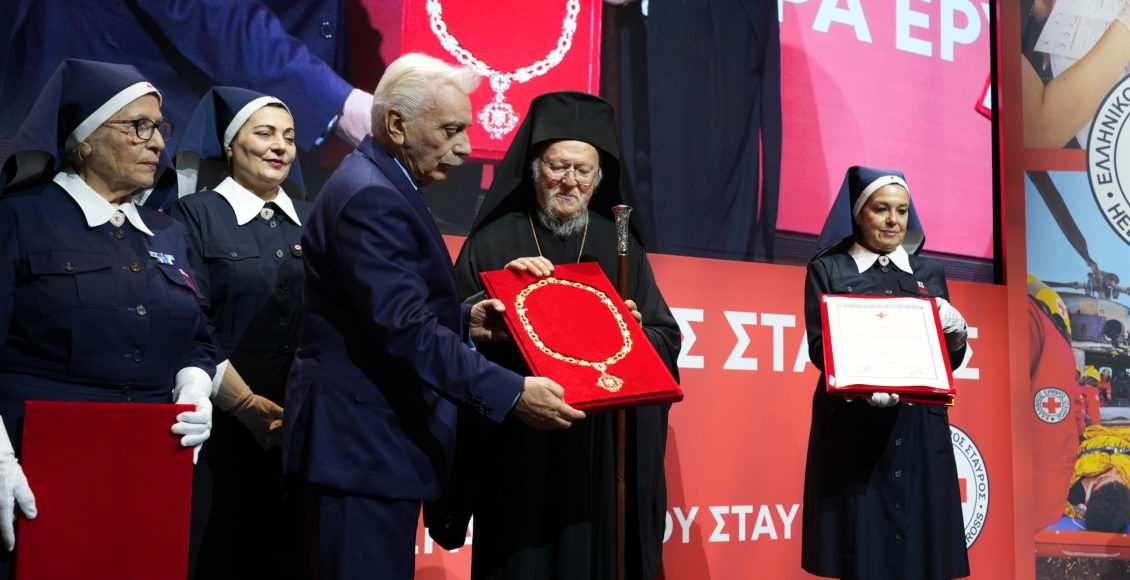 Ο-Ελληνικός-Ερυθρός-Σταυρός-τίμησε-τον-Οικουμενικό-Πατριάρχη-στο-«Ιωνικό-Κέντρο»-της-ΙΜ.-Νέας-Ιωνίας