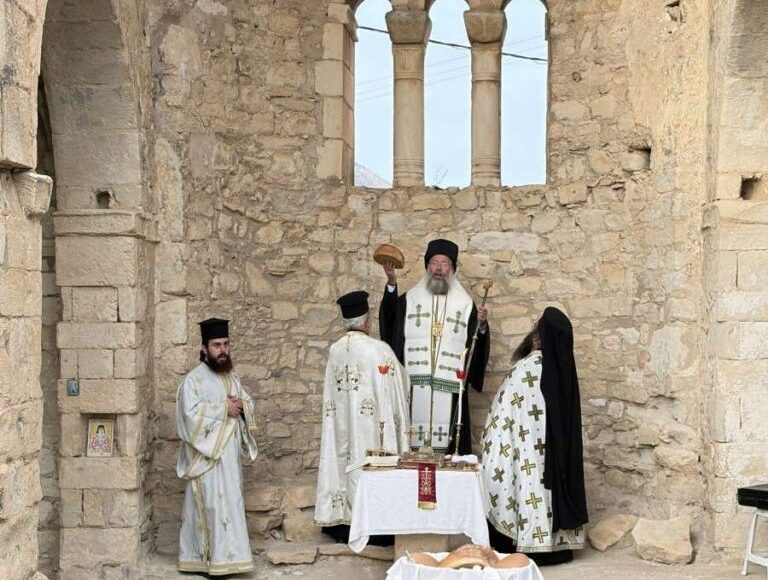Ο-Μητροπολίτης-Ρεθύμνης-στον-ιστορικό-Ναό-του-Αγ.-Ιωάννου-του-Θεολόγου-στην-Επισκοπή-Μυλοποτάμου