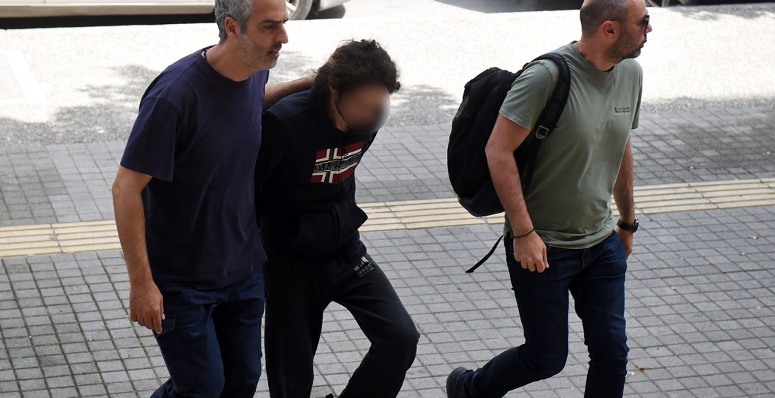 Ενώπιον-του-εισαγγελέα-οι-συλληφθέντες-για-τη-δολοφονία-του-54χρονου-–-Έδεσαν-το-θύμα-με-τούβλα-και-το-πέταξαν-στον-ποταμό-Λουδία