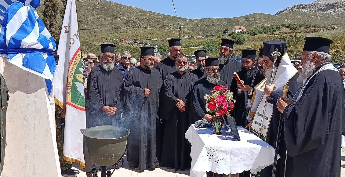 Ο-Γορτύνης-Μακάριος-στα-αποκαλυπτήρια-προτομής-του-ήρωα-της-Κύπρου,-Μανώλη-Μπικάκη