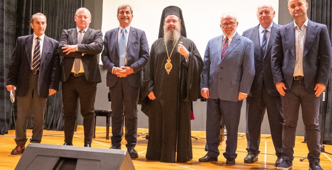 Πλημμύρισε-το-Παπαστράτειο-Μέγαρο-Αγρινίου-από-τις-«άηχες-σιωπές»-του-Γιώργου-Βασιλείου
