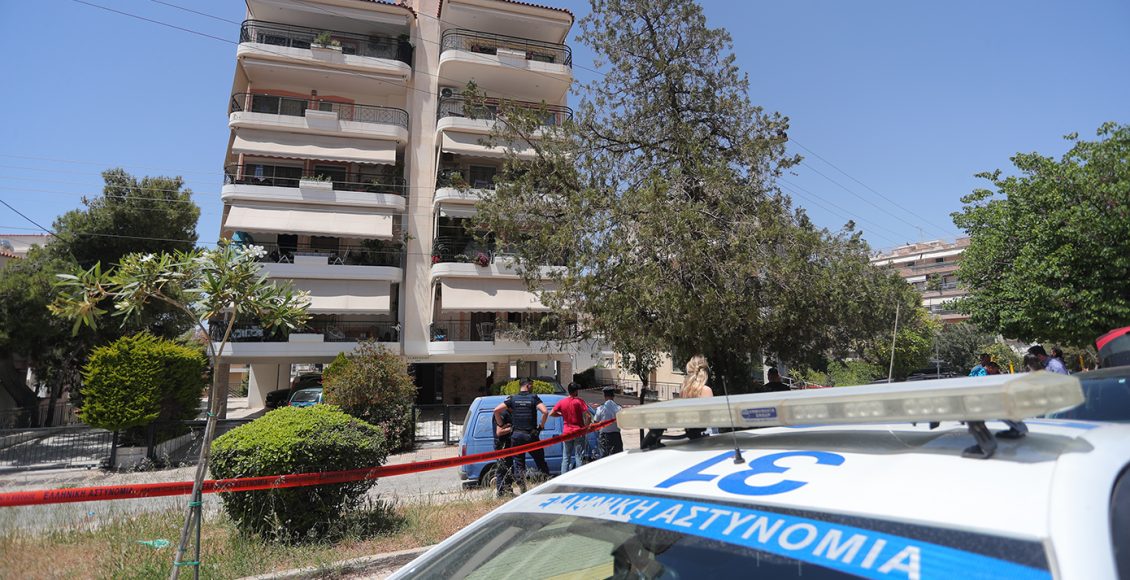 Δύο-17χρονες-έπεσαν-μαζί-από-ταράτσα-πολυκατοικίας-στην-Ηλιούπολη-–-Νεκρή-η-μία,-σε-πολύ-κρίσιμη-κατάσταση-η-δεύτερη