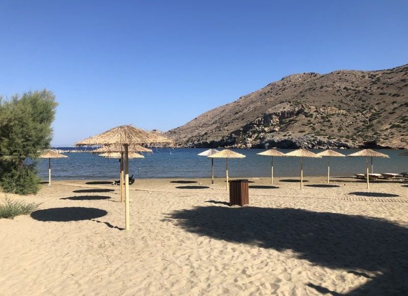 Σύρος:-Προσβάσιμες-παραλίες-και-δωρεάν-δημοτικές-ομπρέλες-για-όλους
