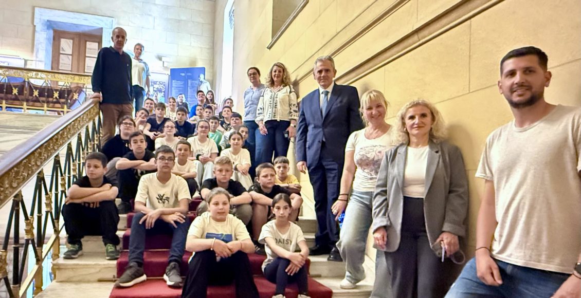 Μ.-Χαρακόπουλος-σε-μαθητές-στη-Βουλή:-«Η-Ελλάδα-δεν-έχει-την-πολυτέλεια-νέων-διχασμών»