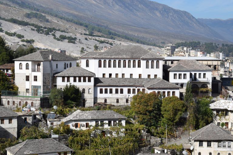Η-Αλβανική-κυβέρνηση-κλείνει-το-Εκκλησιαστικό-Σχολείο-“Τίμιος-Σταυρός”-στο-Αργυρόκαστρο,-που-ίδρυσε-ο-Αρχιεπίσκοπος-Αναστάσιος