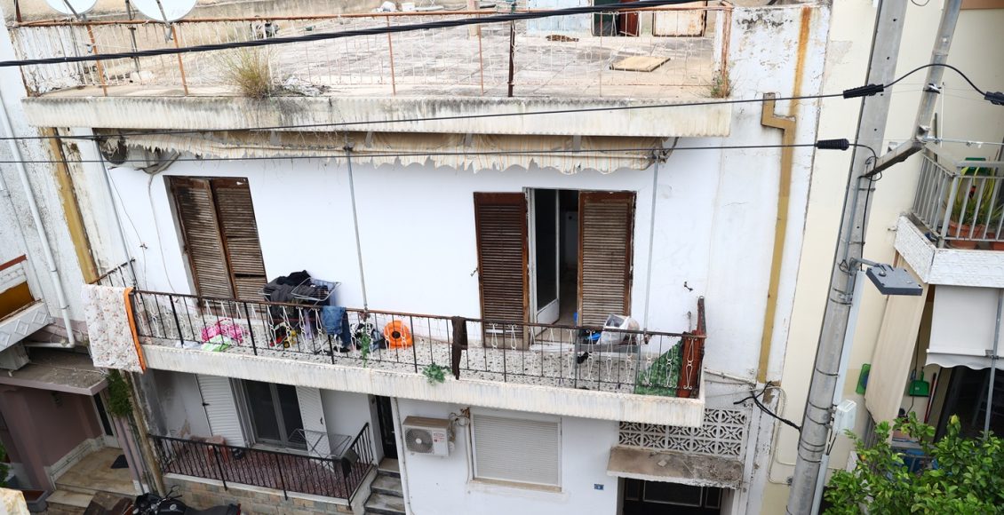«Άμα-παίρνεις-ένα-χιλιάρικο,-στις-15-τελείωσαν.-Βοήθεια-θέλουν,-όχι-φυλακή»,-λέει-ο-παππούς-των-παιδιών-που-ζούσαν-σε-σπίτι-τρώγλη