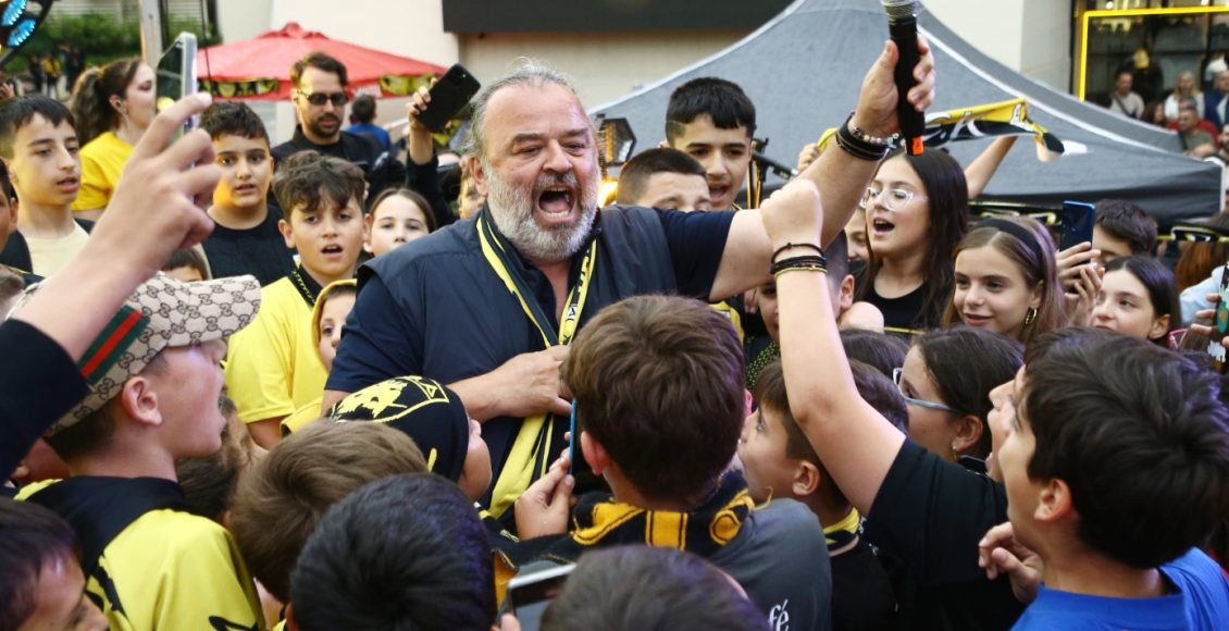 ΑΕΚ:-Ο-Ηλιόπουλος-τραγούδησε-τον-ύμνο-με-μικρά-παιδιά,-πάρτι-στην-πλατεία-του-Αετού