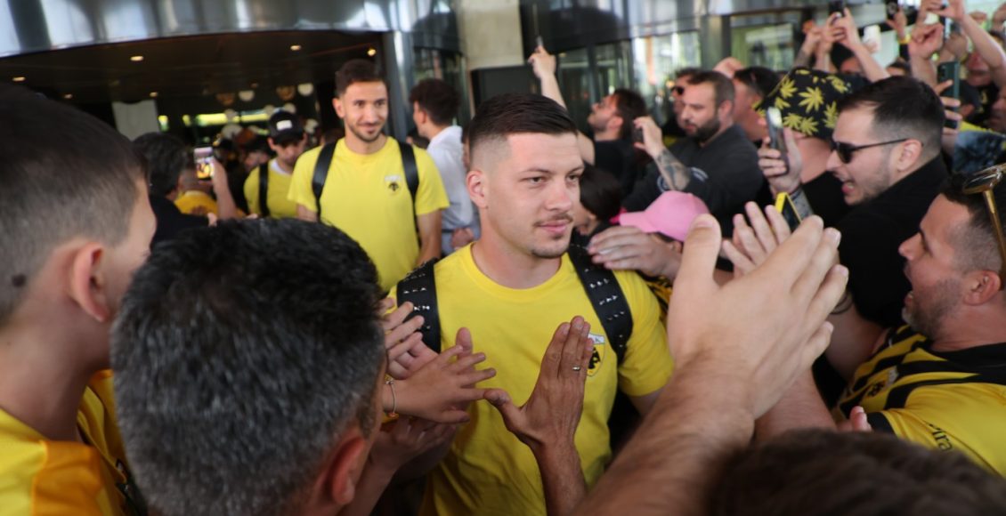 ΑΕΚ:-Αποθέωση-από-τους-οπαδούς-στο-ξενοδοχείο-πριν-το-ντέρμπι-με-τον-Ολυμπιακό