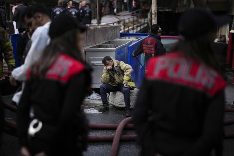 Μακελειό-στην-Τουρκία:-Τέσσερις-νεκροί-και-οκτώ-τραυματίες-από-πυρά-ενόπλου-σε-εστιατόριο-κοντά-στην-Μερσίνη