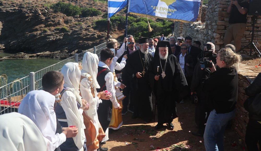 Ο-Σύρου-Δωρόθεος-στον-Ιερό-Ναό-του-Αγίου-Γεωργίου-στη-Μακρόνησο