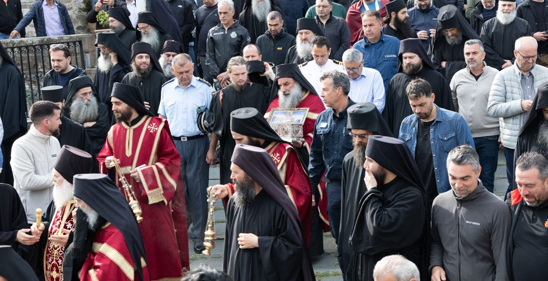 Η-έξοδος-της-Τιμίας-Ζώνης-από-την-ΙΜΜ.-Βατοπαιδίου