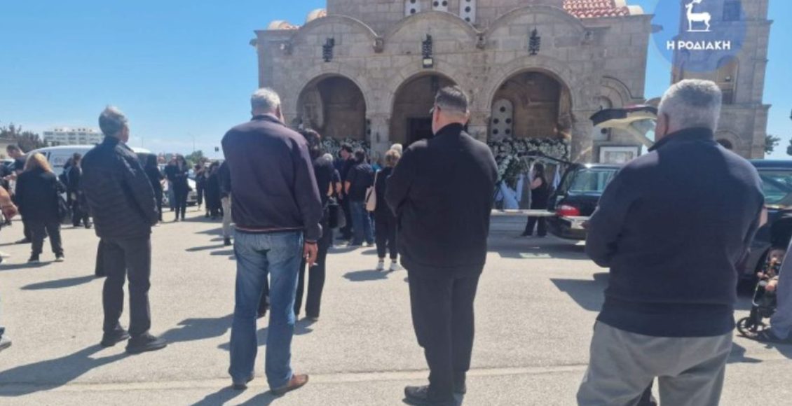 Θρήνος-και-βαθιά-οδύνη-στην-κηδεία-μητέρας-και-κόρης-που-σκοτώθηκαν-στο-φρικτό-τροχαίο-στη-Ρόδο:-«Φύγατε-τόσο-άδικα…»