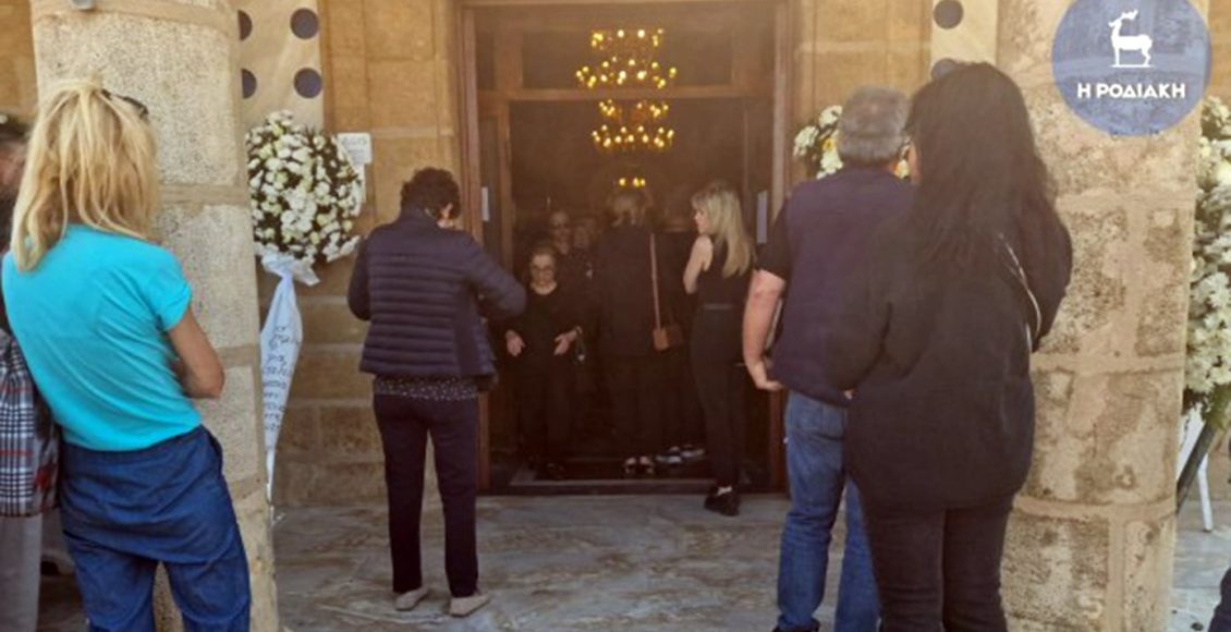 Μέσα-σε-κλίμα-οδύνης-η-κηδεία-μητέρας-και-κόρης-που-έχασαν-τη-ζωή-του-στο-φρικτό-τροχαίο-στη-Ρόδο