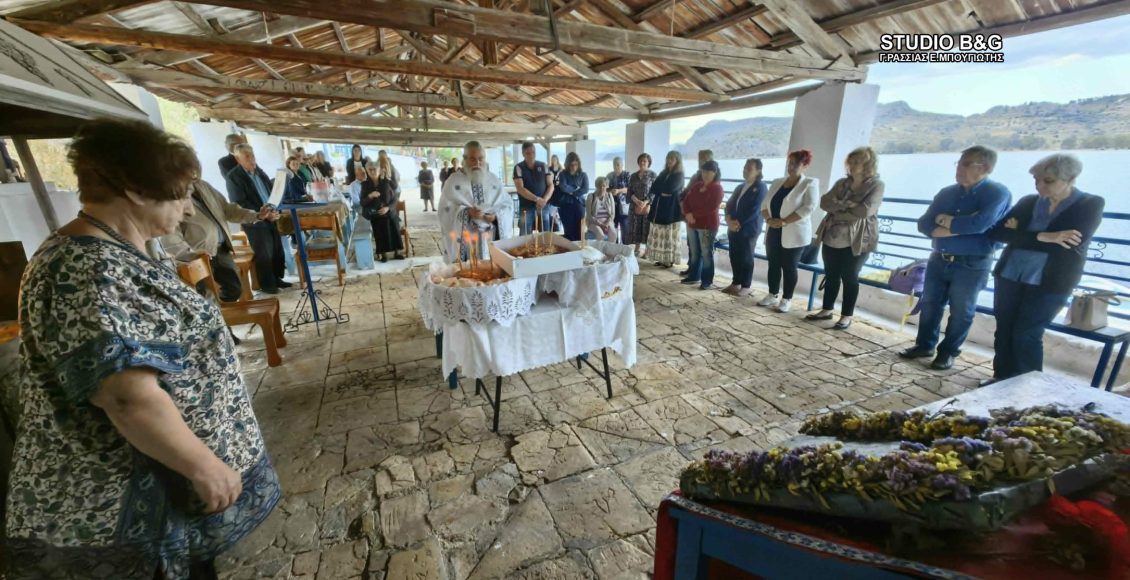 Γιορτάζει-το-παραθαλάσσιο-εκκλησάκι-των-Αγίων-Κωνσταντίνου-και-Ελένης-στην-Καραθώνα-Ναυπλίου