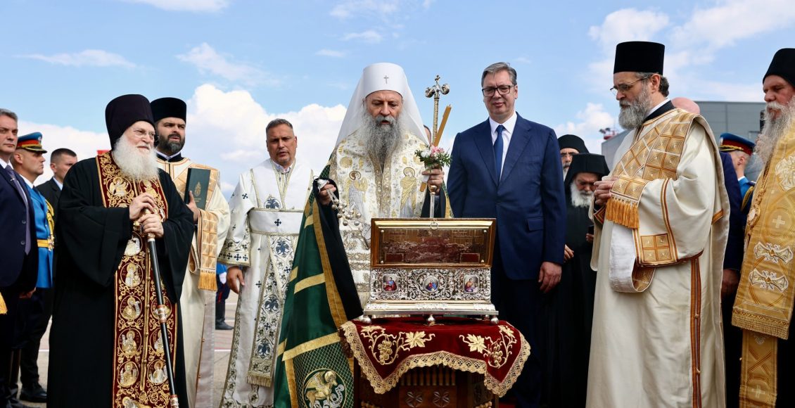 Η-υποδοχή-της-Αγίας-Ζώνης-στο-αεροδρόμιο-του-Βελιγραδίου