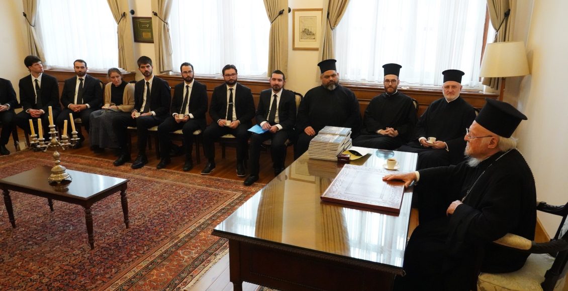 Στο-Φανάρι-ο-Αρχιεπίσκοπος-Αμερικής-με-πολυμελή-όμιλο-τελειοφοίτων-της-Θεολογικής-Σχολής-Βοστώνης