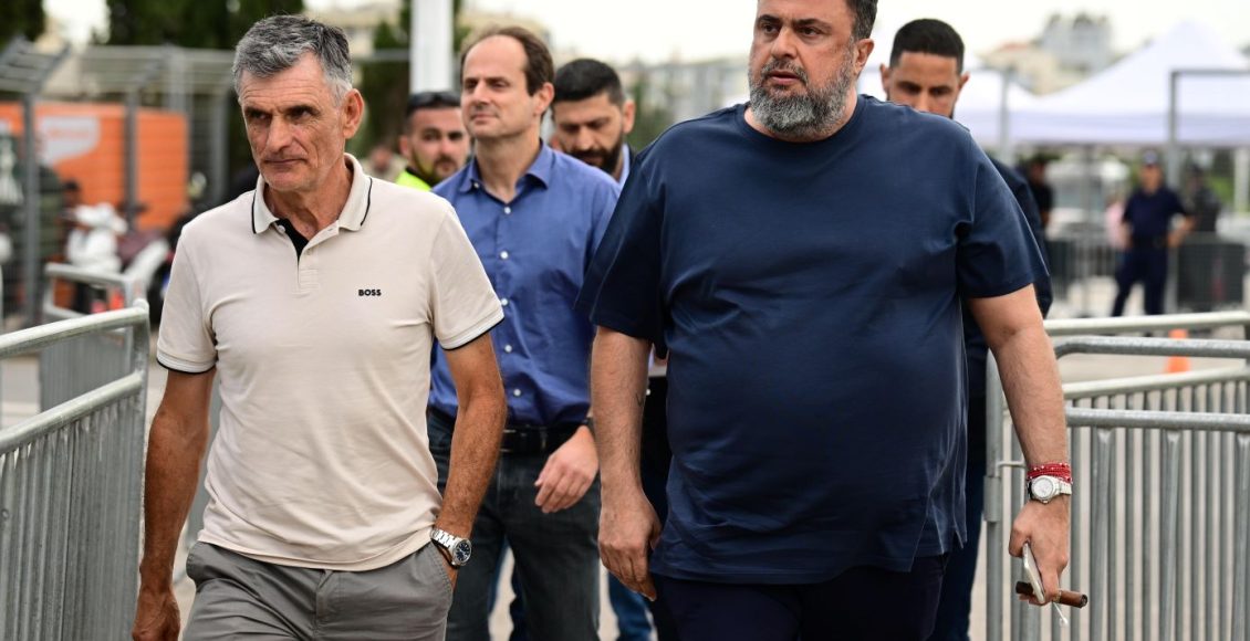 Μαρινάκης-και-Μεντιλίμπαρ-δίπλα-στην-ομάδα-του-Μπαρτζώκα