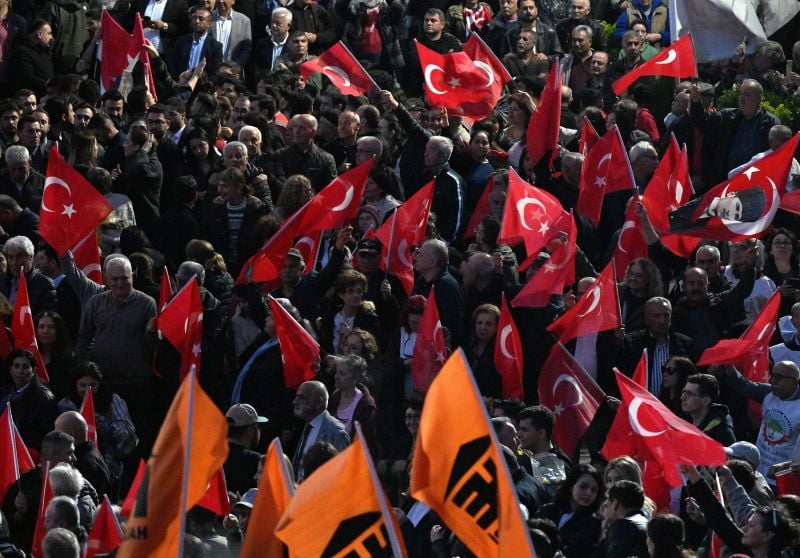Τουρκία:-Επέμβαση-της-αστυνομίας-στα-κεντρικά-γραφεία-του-chp-–-Ο-Κιλιτσντάρογλου-κάλεσε-δυνάμεις-να-απομακρύνει-τον-Οζγκιούρ-Οζέλ