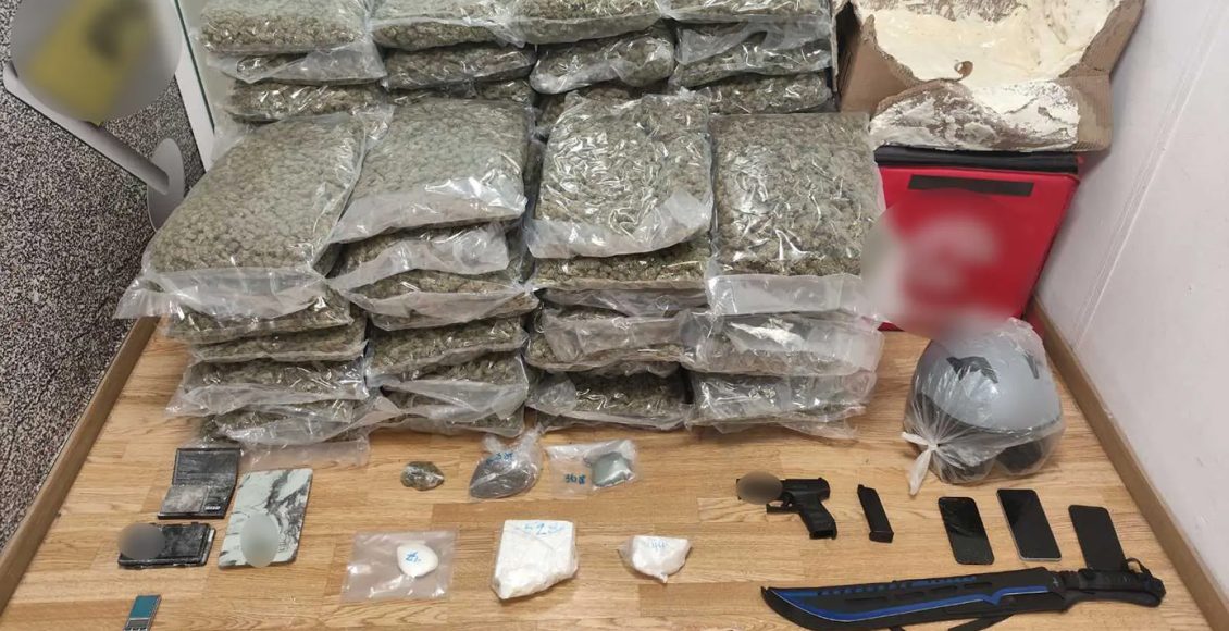 «Μπλόκο»-σε-25χρονο-που-διακινούσε-ναρκωτικά-στην-Αττική-–-Κατασχέθηκαν-πάνω-από-76-κιλά-κάνναβης-και-700-γραμμάρια-κοκαΐνης