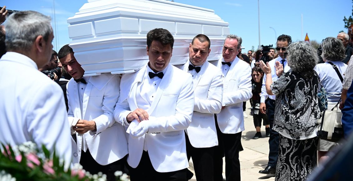 Ράγισαν-καρδιές-στο-τελευταίο-«αντίο»-στην-Γωγώ-Μαστροκώστα:-Το-λευκό-φέρετρο-και-οι-σπαρακτικοί-επικήδειοι-του-Τραϊανού-Δέλλα-και-της-κόρης-τους,-Βικτώριας