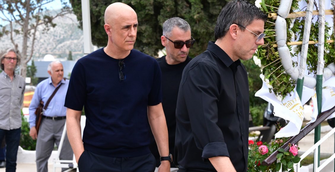 Πλήθος-ανθρώπων-του-ποδοσφαίρου-στην-κηδεία-της-Γωγώς-Μαστροκώστα-–-Στήριξη-στον-Τραϊανό-Δέλλα
