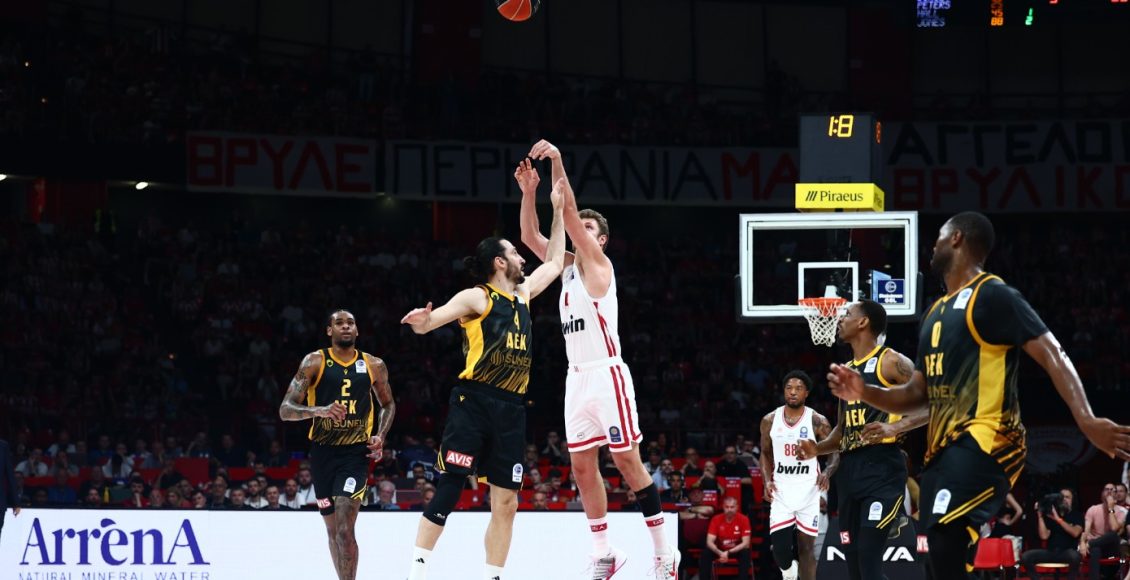 Ολυμπιακός-–-ΑΕΚ:-Το-απίθανο-buzzer-beater-του-Βεζένκοβ-από-το-κέντρο-του-γηπέδου