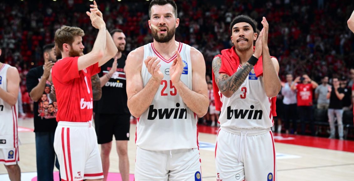 Ολυμπιακός:-Η-αποθέωση-στον-Πίτερς-και-η-γιορτινή-ατμόσφαιρα-για-το-τέταρτο-λάβαρο