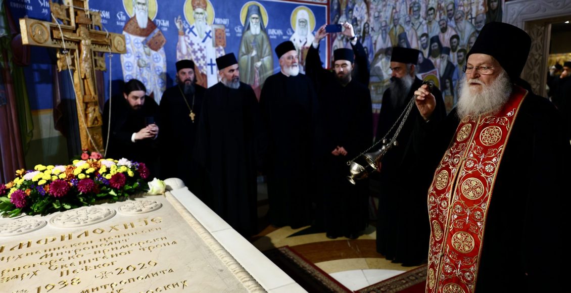 Τρισάγιο-στον-τάφο-του-μακαριστού-Μητροπολίτη-Μαυροβουνίου-Αμφιλοχίου-τέλεσε-ο-Γέροντας-Εφραίμ-Βατοπαιδινός