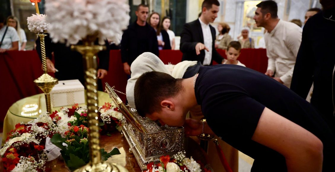 Καταφύγιο-ελπίδας-για-τον-σερβικό-λαό-η-Τιμία-Ζώνη-της-Υπεραγίας-Θεοτόκου-–-Χιλιάδες-προσκυνητές-συνεχίζουν-να-συρρέουν-νυχθημερόν-στο-Βελιγράδι-(ΒΙΝΤΕΟ)