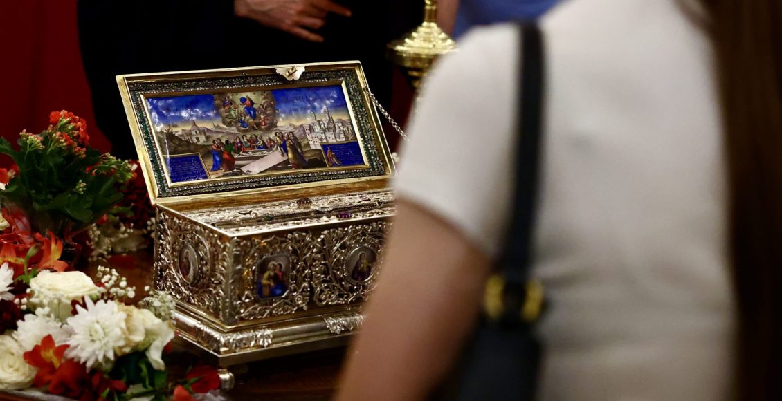 ΖΩΝΤΑΝΑ:-Δευτέρα-του-Αγίου-Πνεύματος-–-Θεία-Λειτουργία-ενώπιον-της-Αγίας-Ζώνης-από-τον-Καθεδρικό-Ναό-Αγίου-Σάββα-Βελιγραδίου