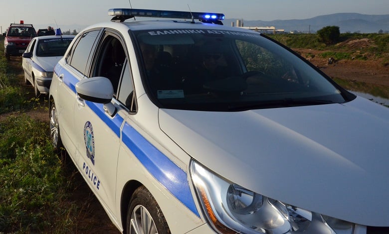 Άνδρας-κρατούσε-αλυσοπρίονο-έξω-από-σπίτι-στο-Δρυμό-Θεσσαλονίκης