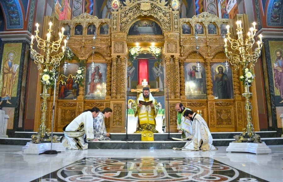 Κυριακή-της-Πεντηκοστής-και-Εσπερινός-της-Γονυκλισίας-στη-Μητρόπολη-Μαρωνείας