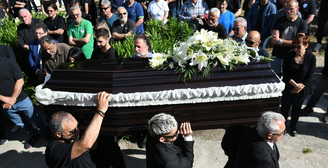 Ανείπωτος-θρήνος-στην-κηδεία-του-Μάριου-Οικονόμου-–-Ήταν-όλοι-εκεί-για-το-τελευταίο-αντίο