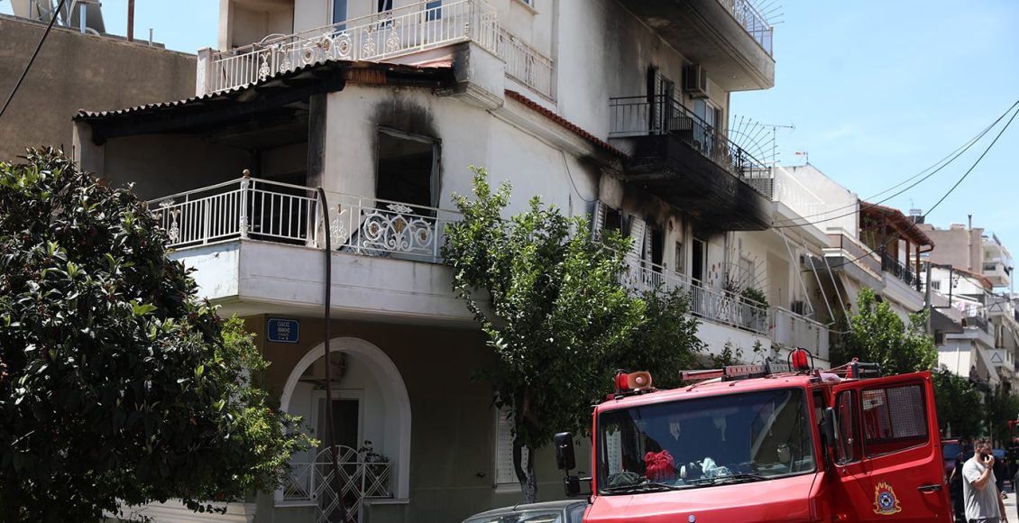 Απεγκλωβίστηκε-ένας-άνδρας-από-το-φλεγόμενο-διαμέρισμα-στον-Κορυδαλλό