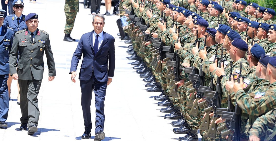 Το-τελευταίο-«αντίο»-στον-Νίκο-Ταγαρά,-παρουσία-του-πρωθυπουργού,-Κυριάκου-Μητσοτάκη,-στην-Κόρινθο-–-Δείτε-φωτογραφίες