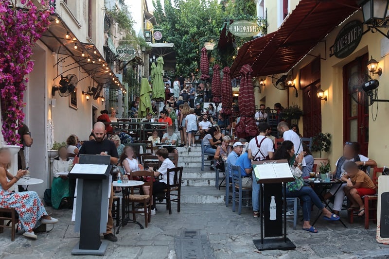 Το-ΣτΕ-καλείται-να-αποφασίσει-αν-μπορούν-να-λειτουργούν-airbnb-στην-περιοχή-της-Πλάκας