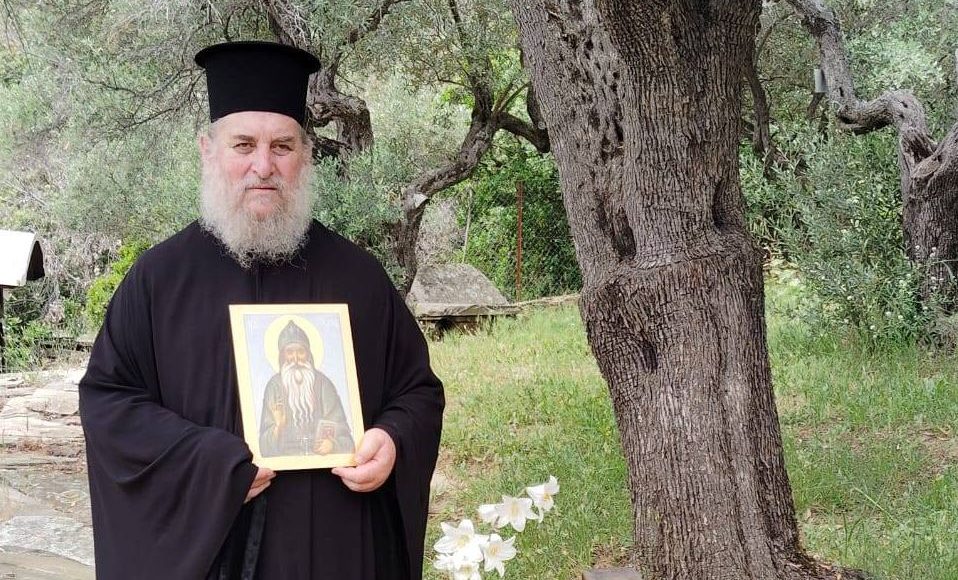 Ο-Μητροπολίτης-Ίμβρου-Κύριλλος-στον-τάφο-του-Οσίου-Τύχωνα-του-Αγιορείτη