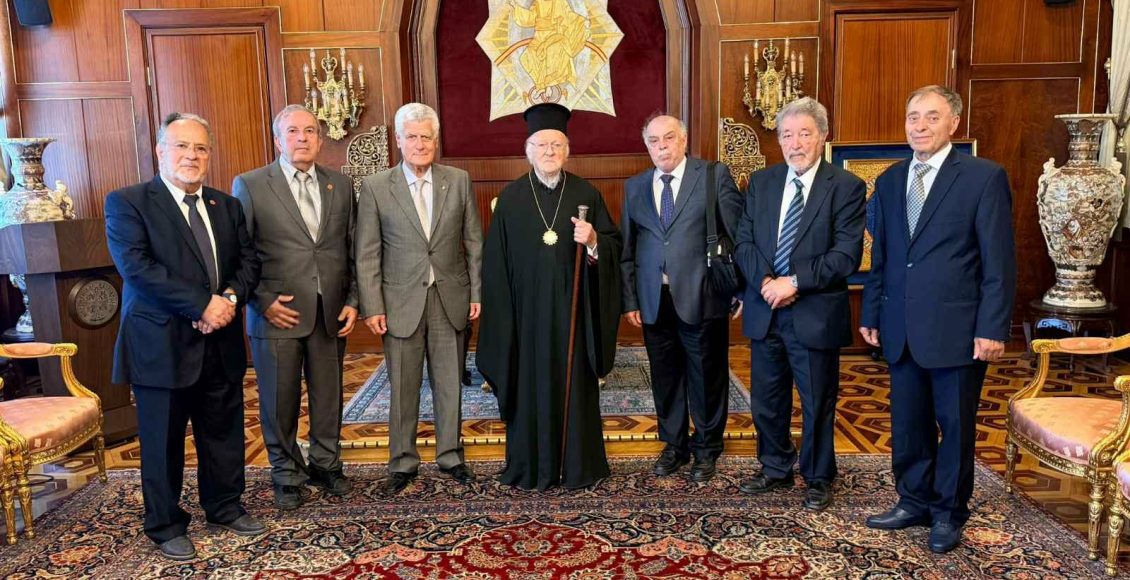 Στον-Οικουμενικό-Πατριάρχη-ο-Πρόεδρος-και-μέλη-του-ΔΣ.-της-Εστίας-Θεολόγων-Χάλκης-και-Φίλων-αυτής
