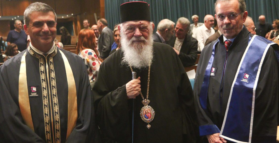 Ο-Αρχιεπίσκοπος-Ιερώνυμος-στην-τελετή-αναγόρευσης-του-Παύλου-Τσίμα-σε-επίτιμο-διδάκτορα-του-Ελληνικού-Ανοιχτού-Πανεπιστημίου