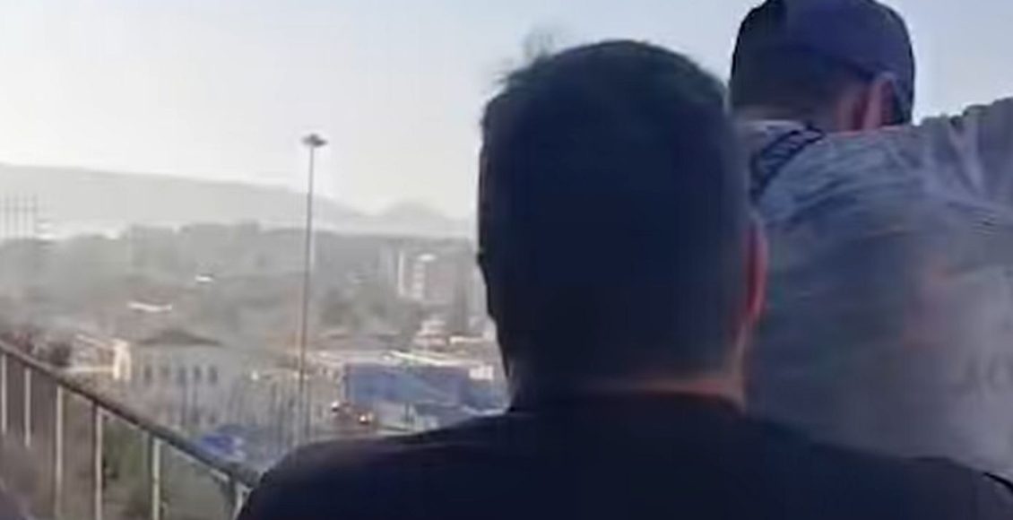Πειραιάς:-Η-άμεση-επέμβαση-αστυνομικών-της-ΔΙΑΣ.-απέτρεψε-πτώση-άνδρα-από-τον-6ο-όροφο-–-Δείτε-βίντεο