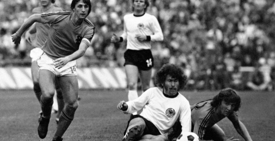 Μουντιάλ-1974:-Ο-Κρόιφ-που-έπαιζε-φορώντας-διαφορετική-φανέλα-από-την-εθνική-Ολλανδίας