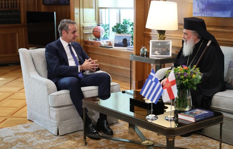 Συνάντηση-πρωθυπουργού-με-πατριάρχη-Ιεροσολύμων:-Στο-επίκεντρο-η-διαφύλαξη-του-status-quo-των-Αγίων-Τόπων