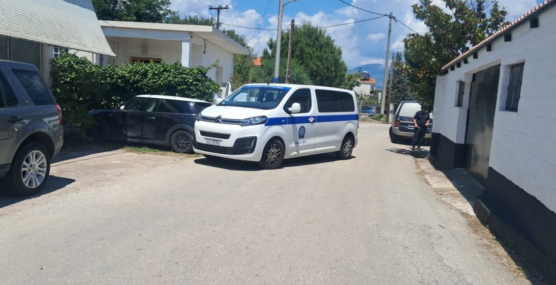 Δολοφονία-στο-Λόγγο-Αιγίου:-Νεκροί-μέσα-στο-σπίτι-τους-μητέρα-και-γιος-–-Προσήχθη-ο-65χρονος-σύντροφος-της-54χρονης